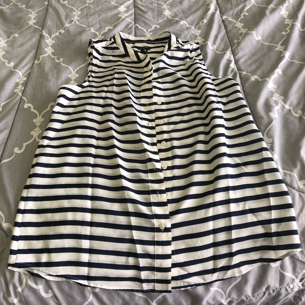 Sleeveless button down top